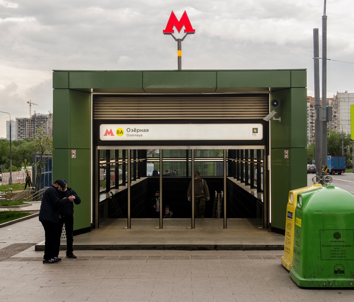 Автобус м озерная. Станция Озерная. Озерная метро снаружи. Озерная метро вестибюль. Станция Озерная Москва.