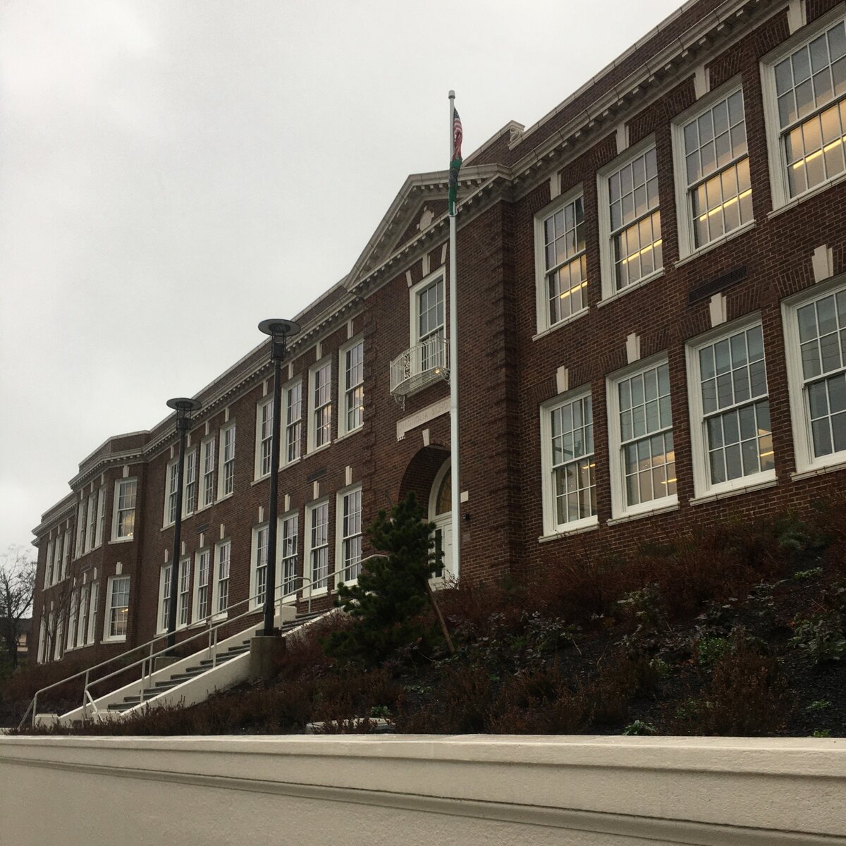 Здание школы. Листайте вправо