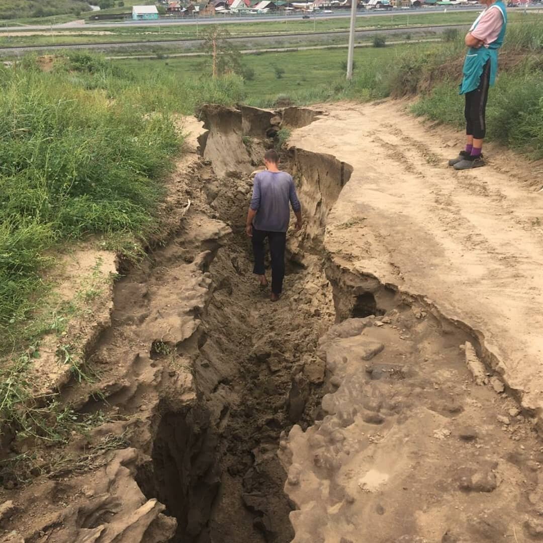 SOS !!! Вчера  целый день практически и всю ночь шел дождь, нам размыло дорогу - добраться никак нельзя, корм привезти и кормосмесь невозможно всё осыпается, только если пешком идти. Мы позвонили  чтобы нам помогли исправить данную ситуацию - это услуга стоит 6000 тыс, денег лишних на такие траты нет, у нас на завтра даже нету полной суммы на кормосмесь, молоко, лекарства. Я переведу из корма потому что нету выхода. Пожалуйста помогите 👃👃👃!!!!!                                                                                       Реквизиты для помощи: карта сбербанка 5469380093233996 на имя Валерии Дмитриевны Ц ( моб банк 89775923630)
ЯК-410018617087444
Киви кошелек +79775923630.
PayPal- lera-zar-mos@yandex.ru. 
карта Альфа банк 5559 4931 5400 0401
карта TINKOFF 5536 9138 5173 2681                                                                                                            Если вы из Улан-Удэ Вы всегда можете к нам приехать и привезти Вашу помощь (к сожалению забирать сами мы не можем, у приюта нет своей машины) 
Нам всегда необходимо : ПОЛНЫЙ СПИСОК:

1) Крупа ( гречка и Геркулес ) рис, вермишель

2) Сухой корм китекат

3) Влажный корм китекат-любой влажный корм / Молоко / хлеб/ сухари

4) Лекарство ЦИКЛОФЕРОН ( противовирусное) раствор в ампулах, одноразовые впитывающие пеленки, лекарство цефтриаксон, любые антибиотики, антипаразитные средства-капли, таблетки

5) Б/У кастрюли, тазы, миски, ведра для воды и еды нашим хвостикам 6) Хоз.средства (средства для мытья пола, порошок обычный любой, чистящие средства, хлорированные средства, резиновые перчатки, строительные мешки)

7) Б/у пледы, одеяла, простыни, большие тряпки, ковры, половики, подушки, матрасы.

8) Гвозди, доски, сетка, цемент для строительства или починки вольеров, будки б/у и новые, молотки, лопаты, швабры, веники, совки.                                                                                                                              
