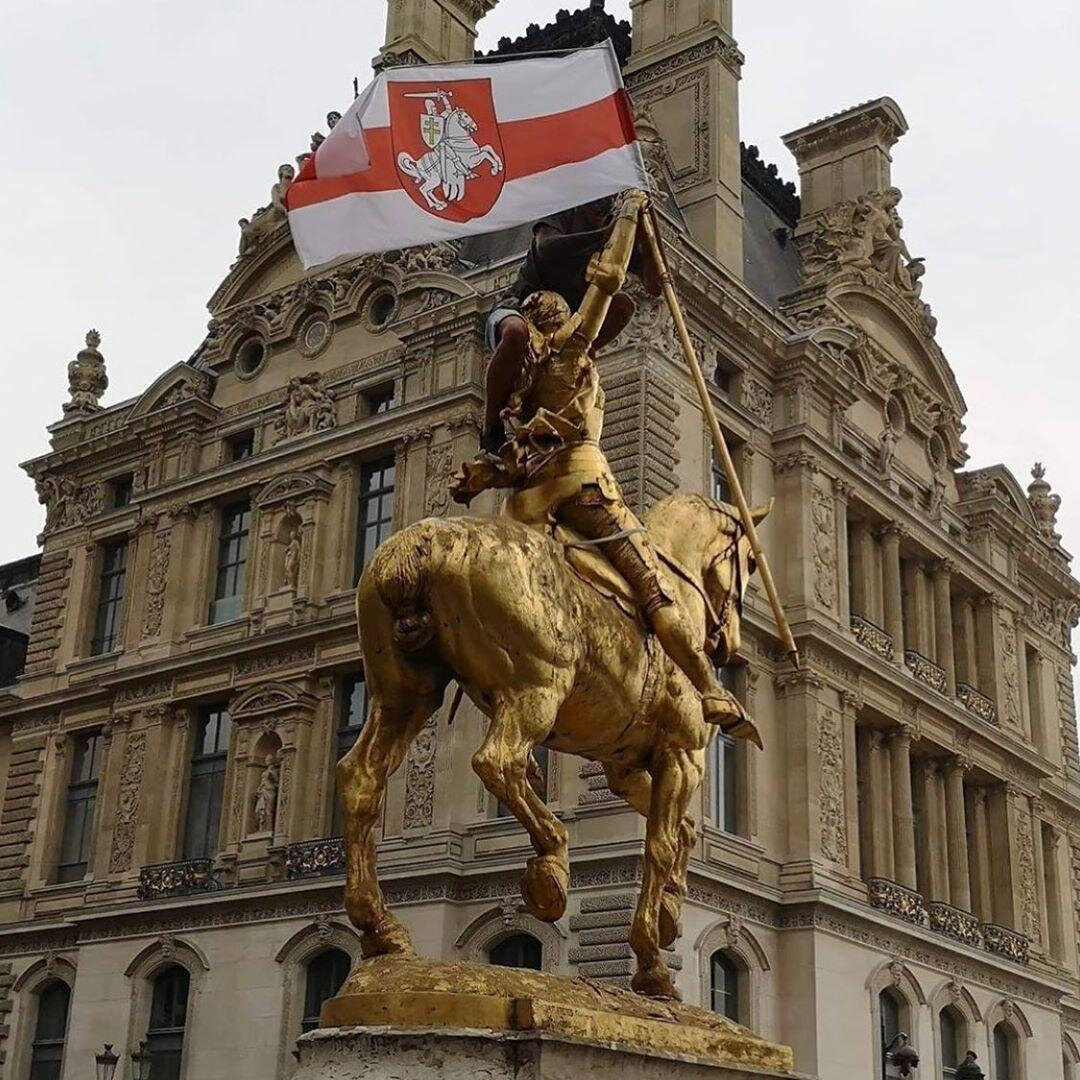 Человек вешает флаг. Источник: ya.ru