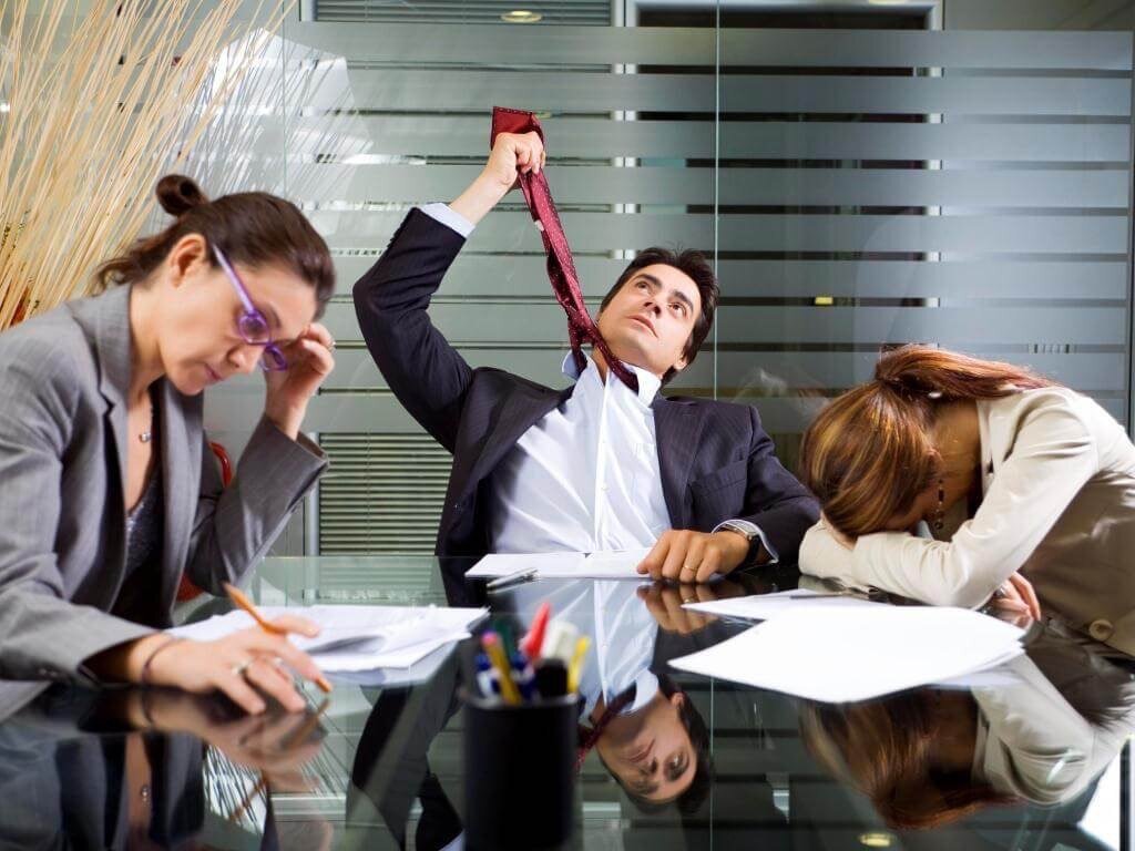 Вас охватила паника. В голове начинают крутиться мысли: “Может быть заболеть? Или отказаться? Или попросить шефа назначить выступающим кого-то другого?”