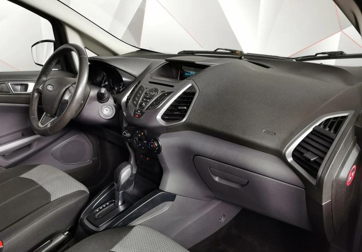 Салон у EcoSport удобный и эргономичный