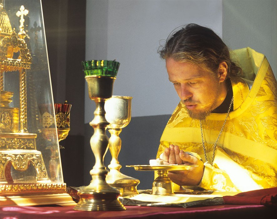 важный момент богослужение. священник читает молитву.