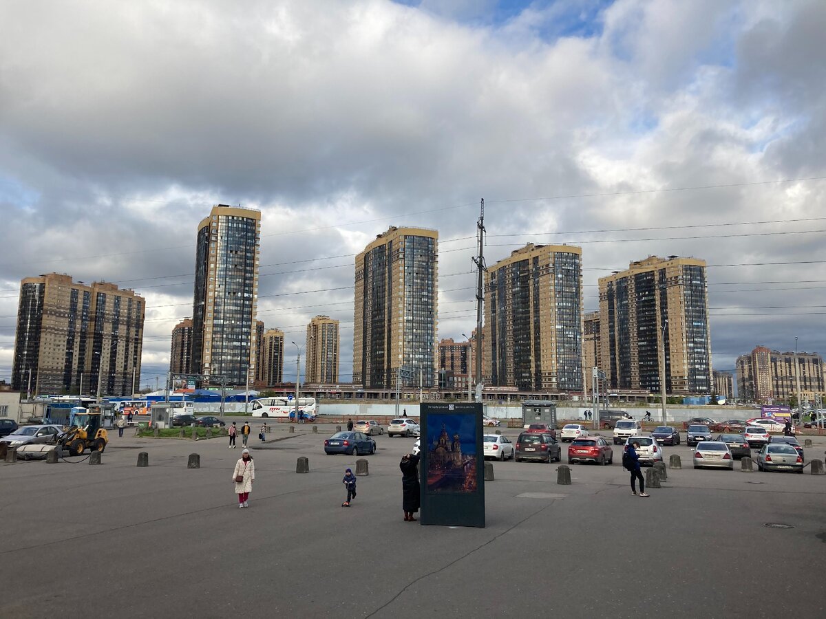 На выходе из метро "Парнас". Шел 2020 ...