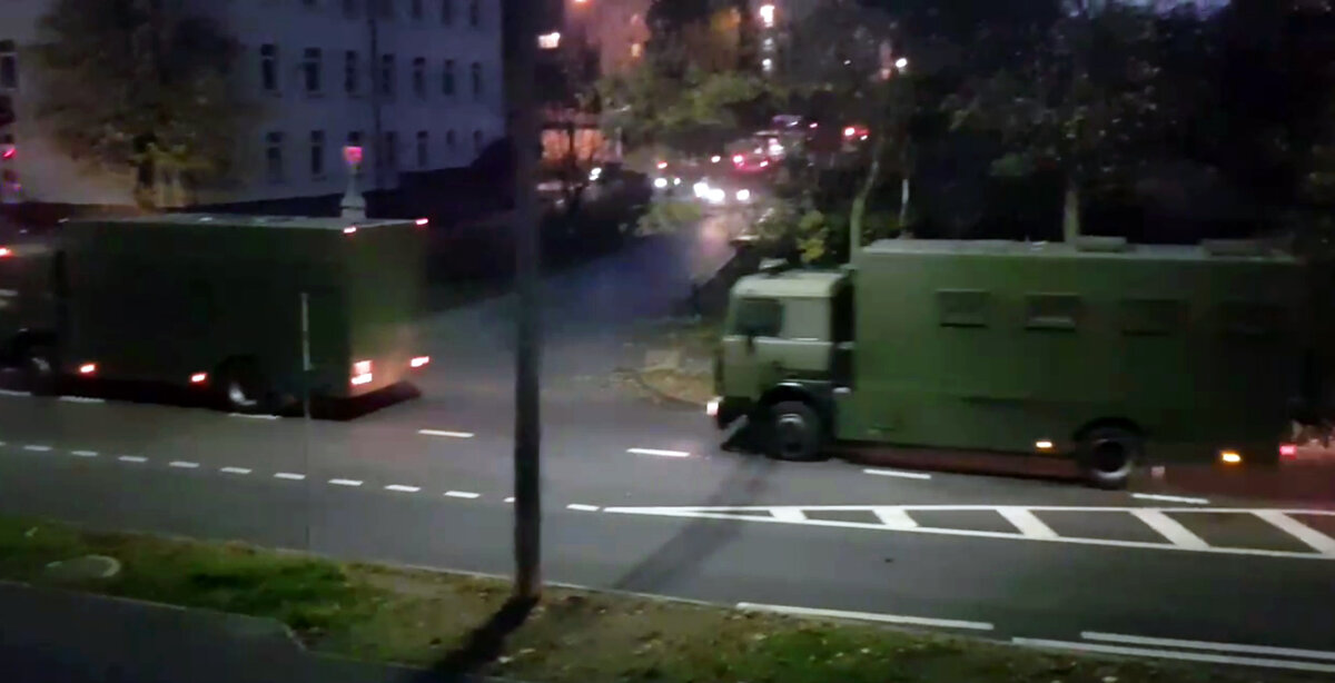 Колонна автозаков по ул. Червякова