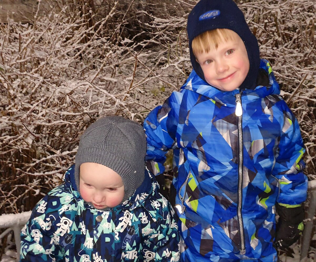 Прекрасный зимний вечерок !!!! На фото как всегда кто-то счастлив , а кто-то недоволен , но всё равно , остаются родными братьями.🌨❄🌬