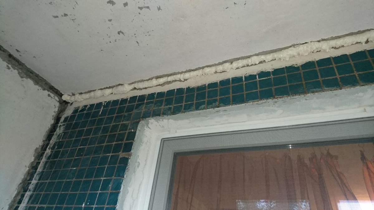 Чтобы устранить продувание, нужно заделывать все швы между плитами // Фото s00.yaplakal.com