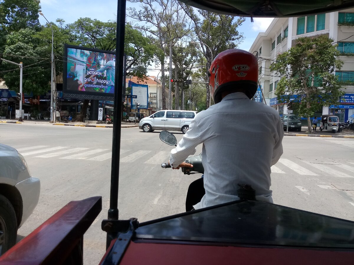 Езда на тук-туке с учетом местных ПДД - довольно нервное занятие