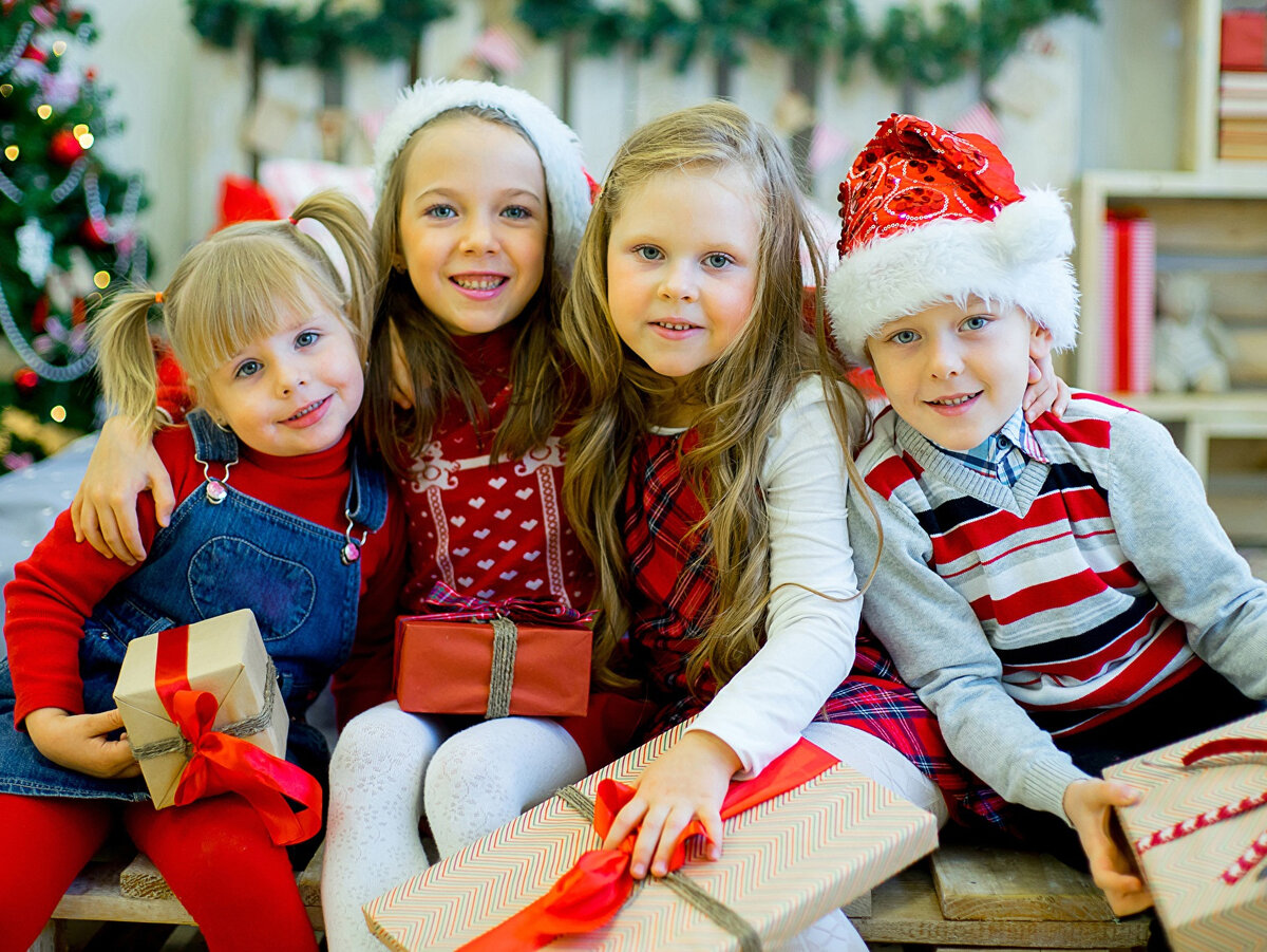 Превратите вручение новогодних подарков детям в веселый квест.