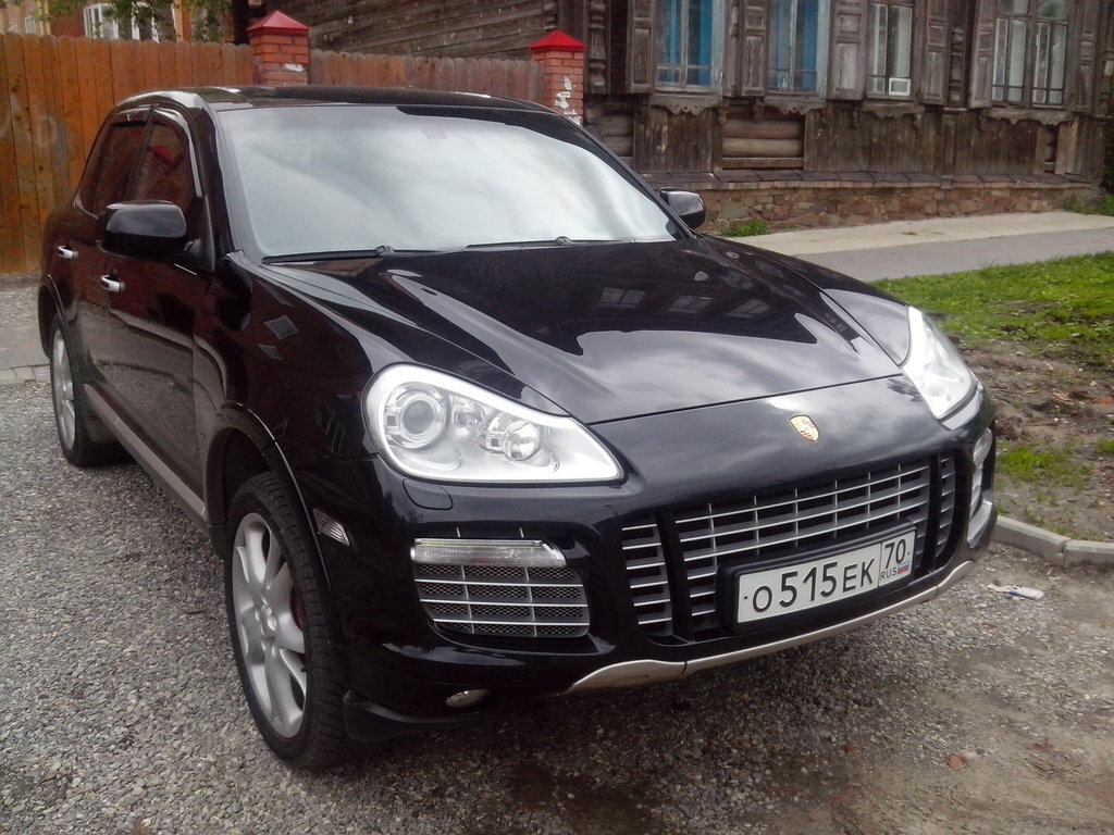 передняя часть  автомобиля порш каен 2009 года
