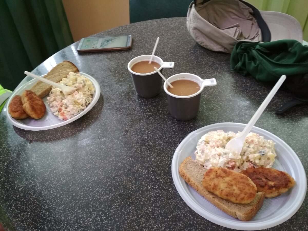 Перекус в кафе. Иногда в велопоходе это лучший способ чтобы отдохнуть и закинуть что-нибудь в "топку".