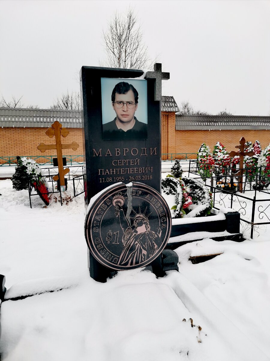 Памятник галкину владиславу фото на кладбище троекуровском