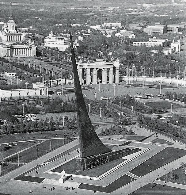 Обелиск покорителям космоса. Взято из открытых источников