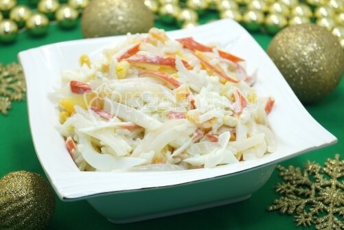 1. Кальмаров разморозить. 
2. Воду вскипятить, добавить кальмары и варить 1-2 минуты.

3. Воду вскипятить, добавить кальмары и варить 1-2 минуты.

4. Остудить кальмаров.

5. Нарезать кальмары полукольцами в миску.

6.Нарезать кальмары полукольцами в миску.

7. Добавить консервированную кукурузу. Заранее слить с неё жидкость.

8. Добавить консервированную кукурузу. Заранее слить с неё жидкость.

9. Рис отварить до готовности, промыть и откинуть на сито.

10. Рис отварить до готовности, промыть и откинуть на сито.

11. Отварить яйца и морковь до готовности, остудить и очистить.

12. Отварить яйца и морковь до готовности, остудить и очистить.

13.В миску с кальмарами добавить соломкой нарезанный крабовые палочки, нарезанные яйца, морковь и  отварной рис.

14. В миску с кальмарами добавить соломкой нарезанные крабовые палочки, нарезанные яйца, морковь и отварной рис.

15. Заправить майонезом и посолить по вкусу.

16. Заправить майонезом и посолить по вкусу.