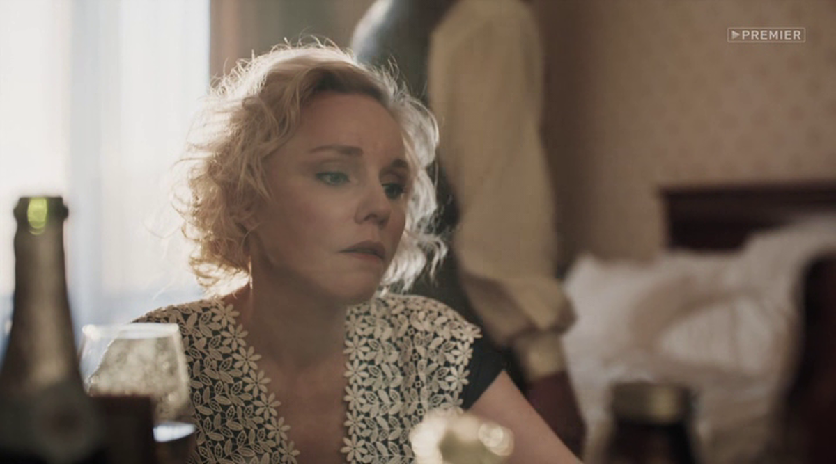 А жена Уманского Раиса в исполнении Марины Зудиной, постоянно в депрессии и с бутылкой. То ли из-за того, что в любой момент могут нагрянуть бериевские киллеры, то ли из-за измен мужа.