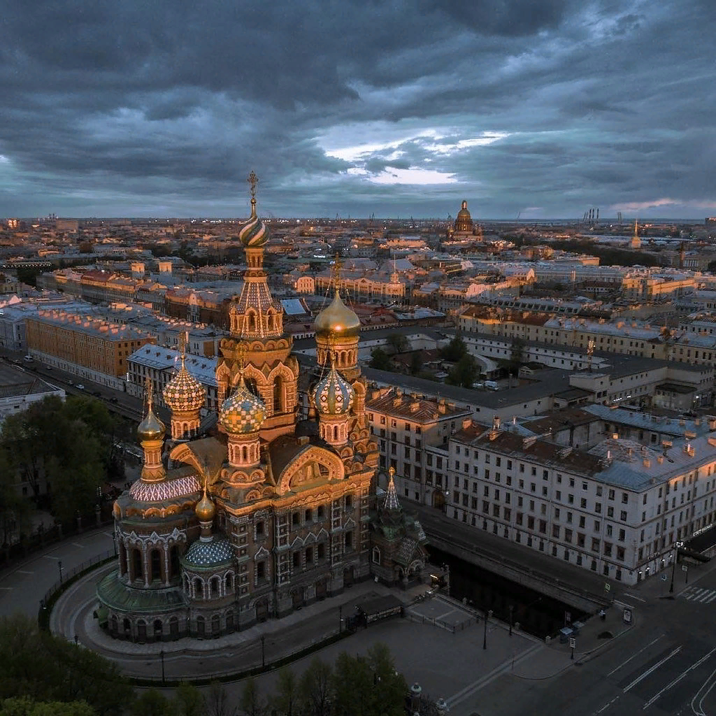 Самые красивые города России Питер. Самые красивые города в России для путешествия осенью. Самые красивые города в России для путешествия фото. Фото Вечерний Питер с высоты храм Воскресения.