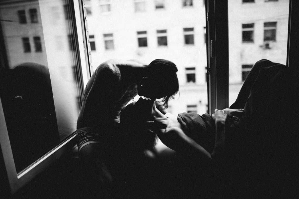 Будьте сдержаны в критике и безудержны в нежности. Не бойтесь сказать кому-то: «ЛЮБЛЮ», позвонить, написать, выразить свои чувства. Не позволяйте своему сердцу превратиться в кусок льда. Гордость не нужно показывать там, где от любви сносит крышу! Сойдите хоть раз с ума и ни о чем не жалейте, жизнь так коротка. Обнимите, зацелуйте, украдите друг друга у всех. Любите и будьте счастливы!