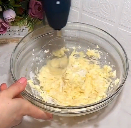 Взбиваем массу состоящую из сахара, яйца, сметаны и сливоч.масла
