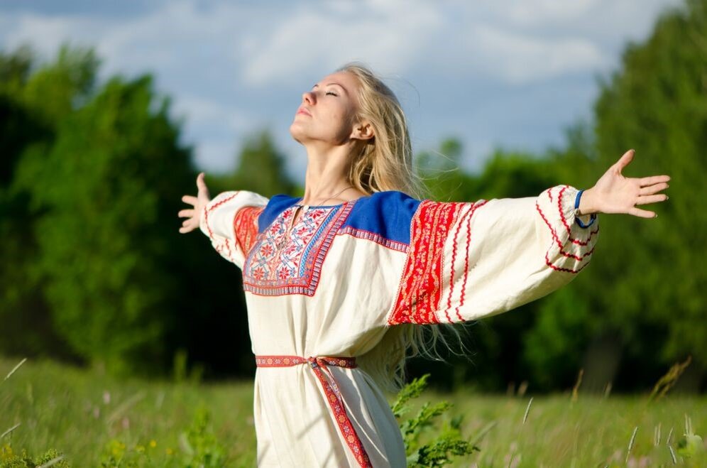 Пример одежды в славянском стиле. Фото из открытых источников.