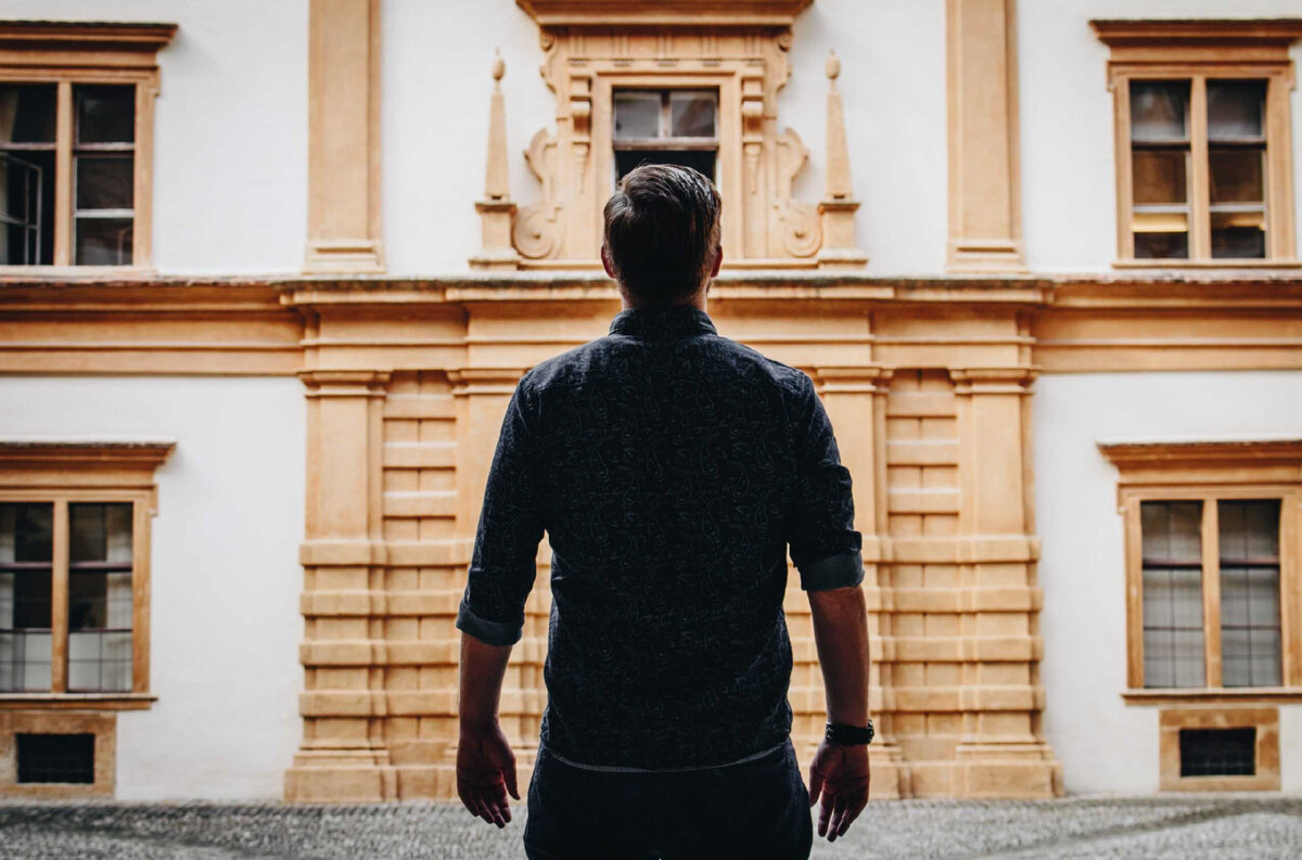 Мужчина смотрит на дом. .  