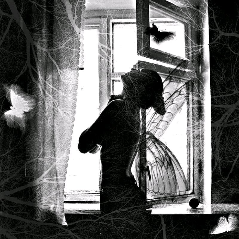 Есть в грусти. Это одиночество. Одинокая девушка у окна. Одиночество души. Человек за окном.