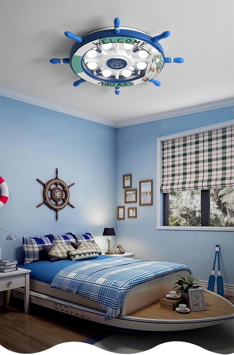 Идеальным решением для детской комнаты в морском стиле будет люстра в форме штурвала. Смотрится оригинально!
