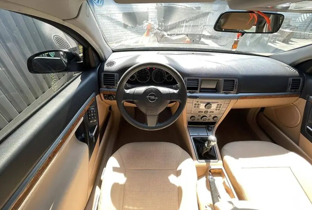 Салон постарались облагородить за счет светлых тонов и вставок под дерево.