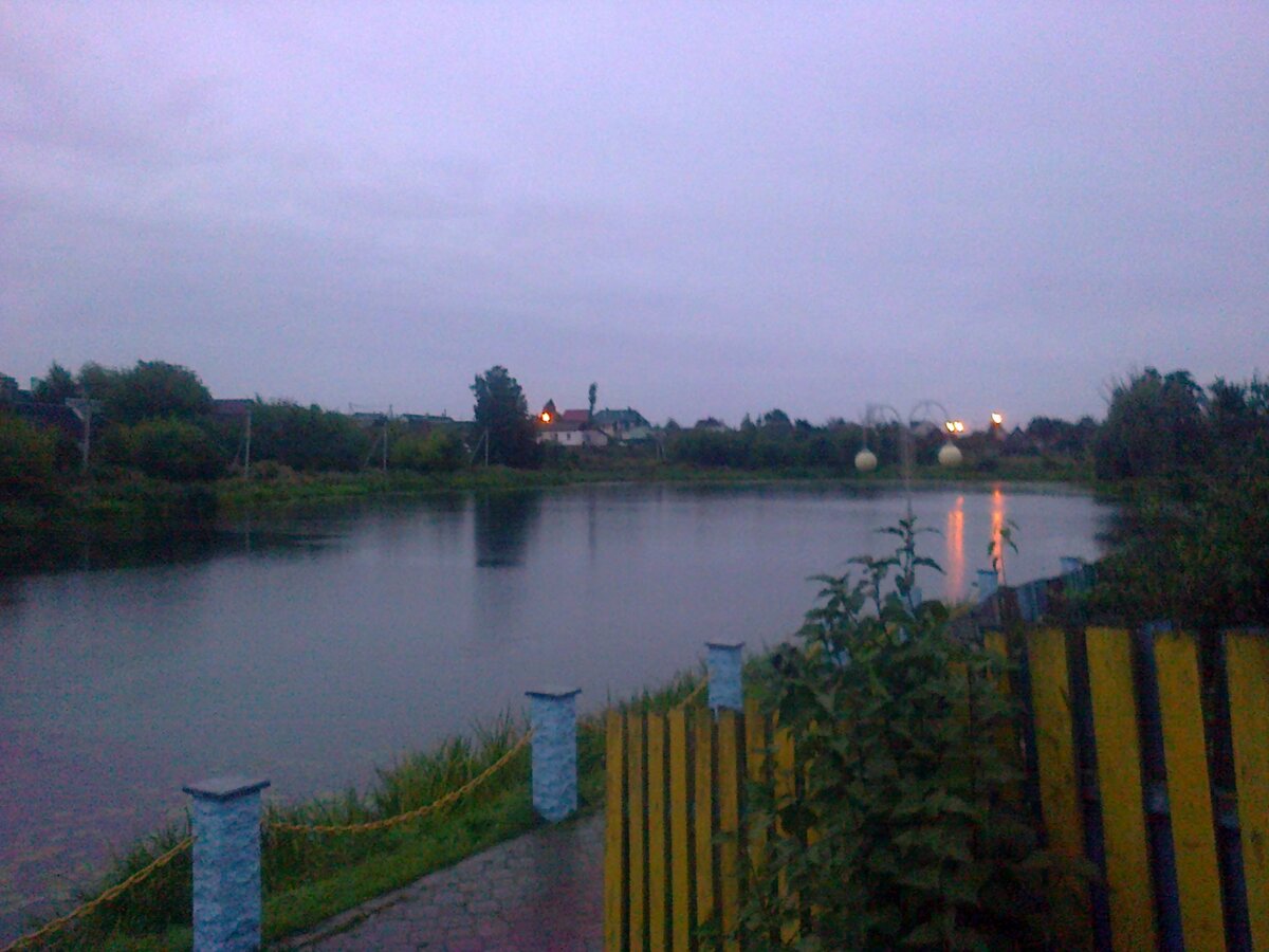 Одно из озёр. В округе их десятки. В городе, кстати берега всех водоемов прекрасно ухожены.