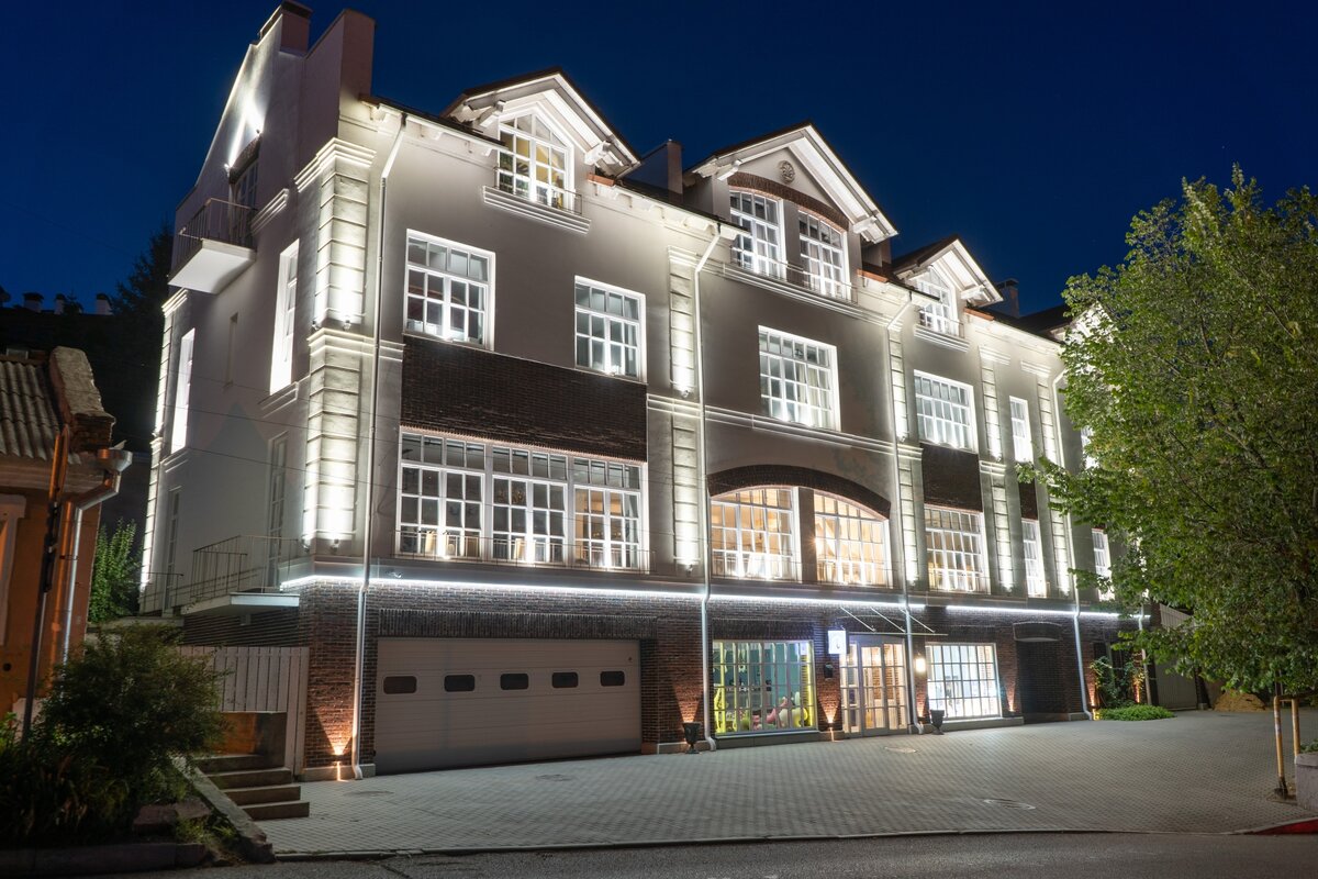 Лаконичная подсветка шоу-рума Английский дом (Воронеж) выдержана в духе европейской элегантности, строгости и респектабельности. 