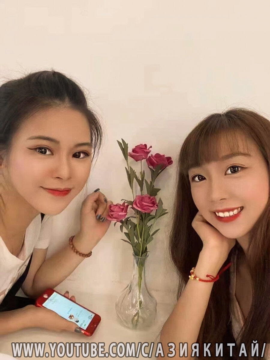 Китаянки в кафе 