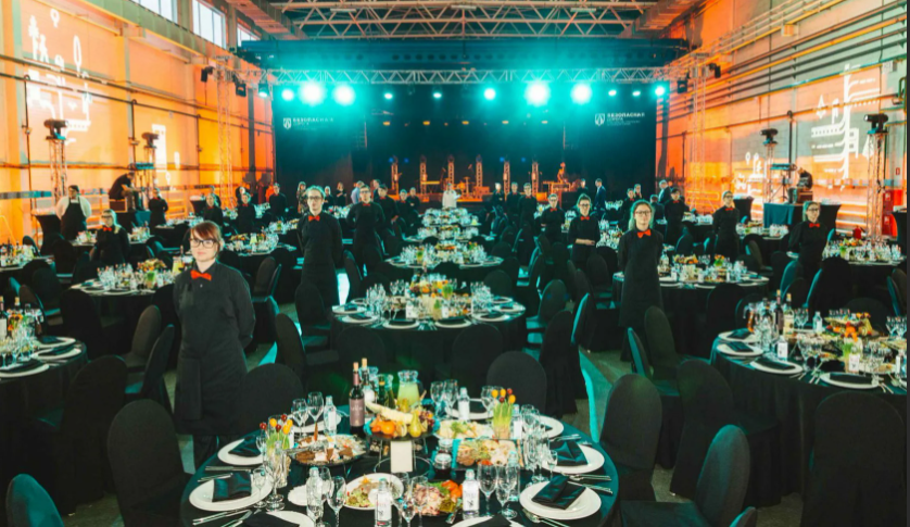 Зал ресторана готов к встрече юбиляра, фото стоковое