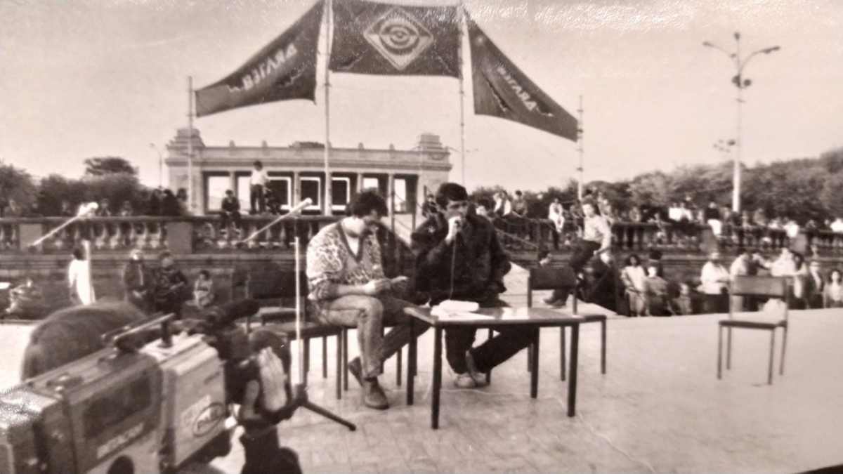 Уникальная фотография из Главархива Москвы. Владислав Листьев и Александр Новиков на устном выпуске программы «Взгляд» в московском Парке Горького (июль 1990 года). Пожалуй, Новиков приехал в Москву впервые после своего освобождения по сфабрикованному делу (и может даже впервые вообще).