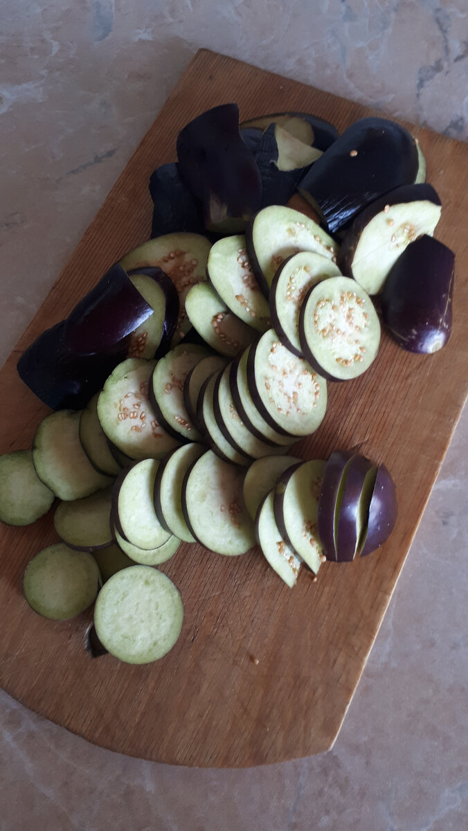 Нарезаем баклажан на кружочки