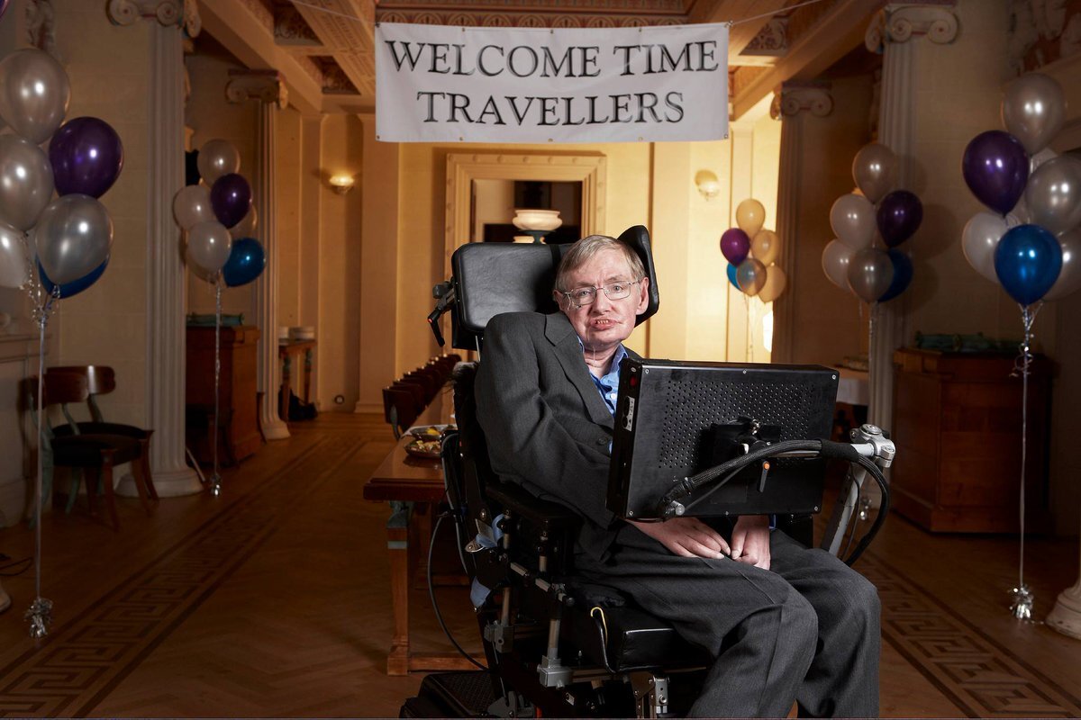 Стивен Хокинг как-то устроил вечеринку для путешественников во времени. Для чистоты эксперимента рассказал об этом только через год после самого события, то есть заранее о нем нельзя было узнать. Но на вечеринку так никто и не пришел...