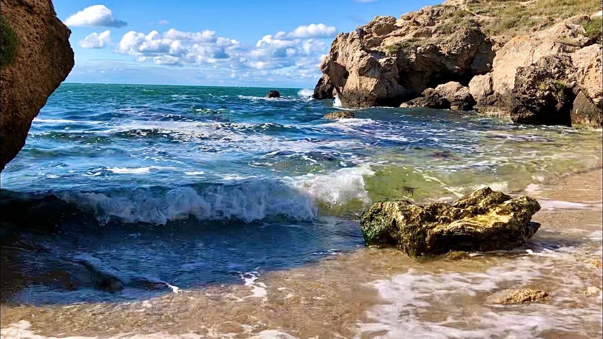 На глубинах ниже 150 метров море практически мертвое. Причина тому, сероводород, который находится во всей толще воды. Сероводород с формулой H2S – это газ с запахом тухлых яиц