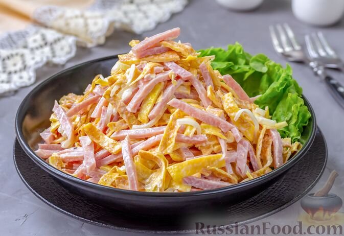 ветчина, лук репчатый, уксус, яйца, майонез, соль, масло растительное, листья салата