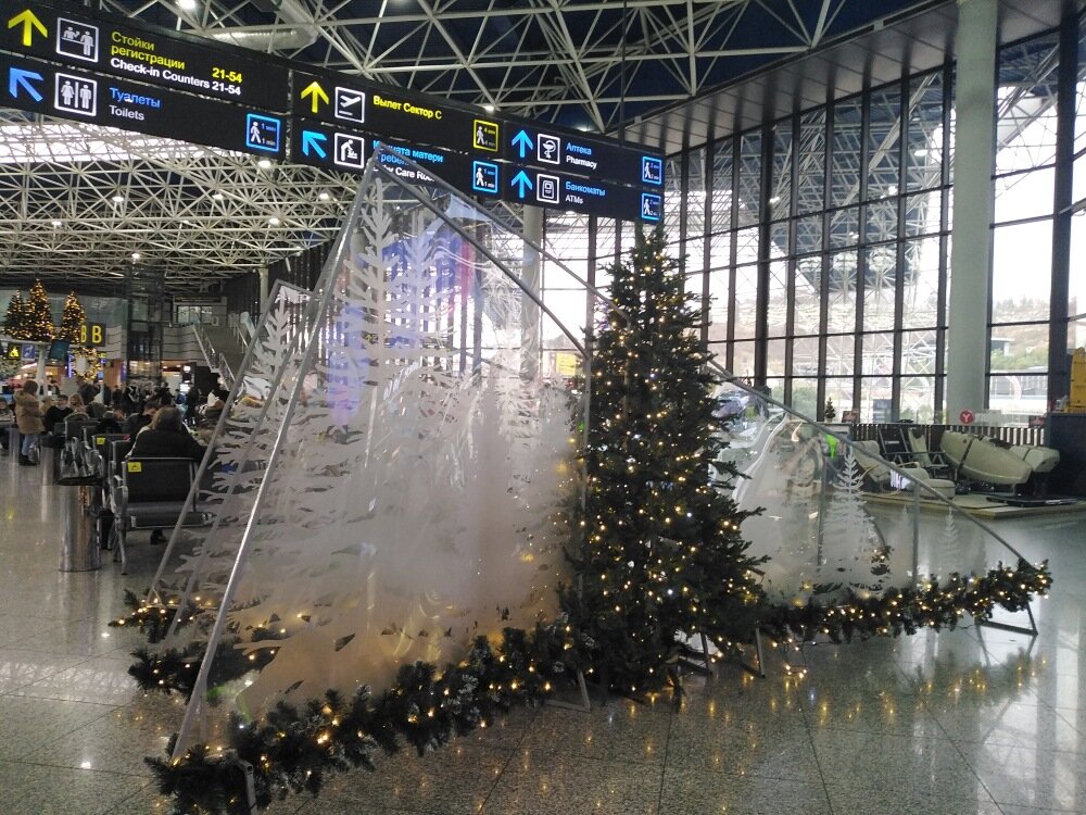 Украшенный новогодний аэропорт Сочи. Фото автора