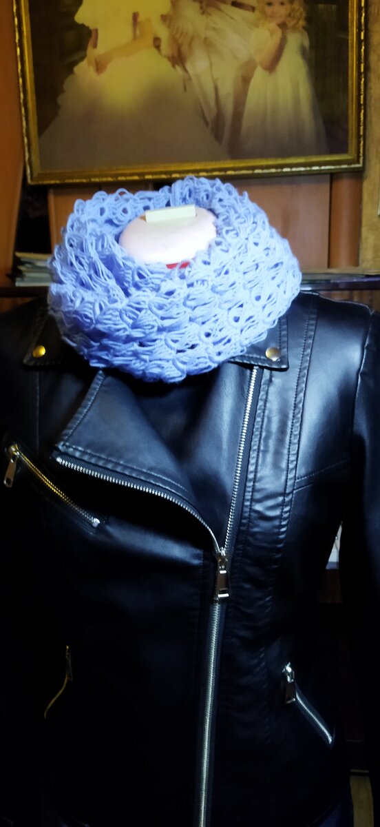 С помощью линейки можно связать замечательный воздушный слуд. Причём длина изделия может быть разной, высота ряда зависит от ширины линейки. Такоё вязание не сложно думаю его освоит даже начинающий.  Для начала работы наберём цепочку в моём случае 15 см. Количество петель кратно 5.Из каждой петли цепочки необходимо вытянуть петлю и надеть её на линейку. В провязанном ряду количество вытянутых петель должно соответствовать количеству петель на цепочке. Второй ряд набрать пять вытянутых питель подъёма, завести крючок сразу в пять воздушных петель в получение кольцо провязать пять столбиков без накида + один столбик без накида. Переходим к следующим пяти вытянутым петлям получаем кольцо в которое провязываем пять столбиков без накида + один столбик без накида. Во всех рядах для создания вытянутой петли является столбик предыдущего ряда.