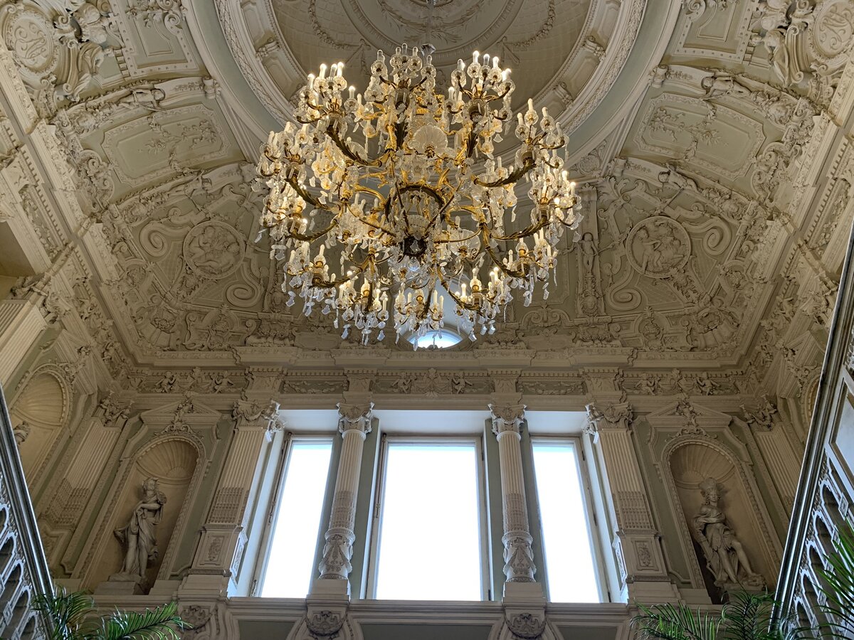 Первое, что мы видим в начале осмотра Юсуповского дворца - это великолепная парадная лестница.