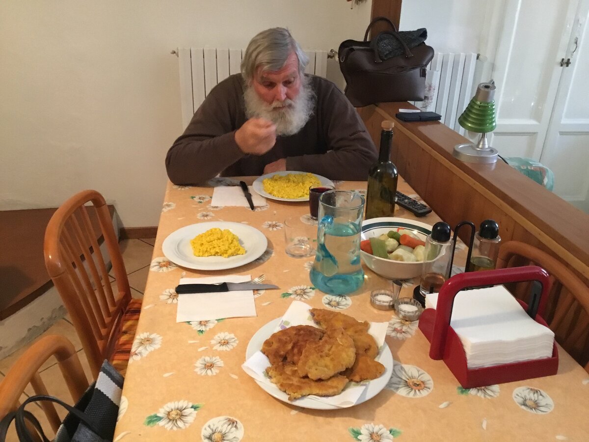 Для ризотто я сварила овощной бульон, а овощи из бульона (картошку, морковку, стебель сельдерея и лук использовала как гарнир к мясу).