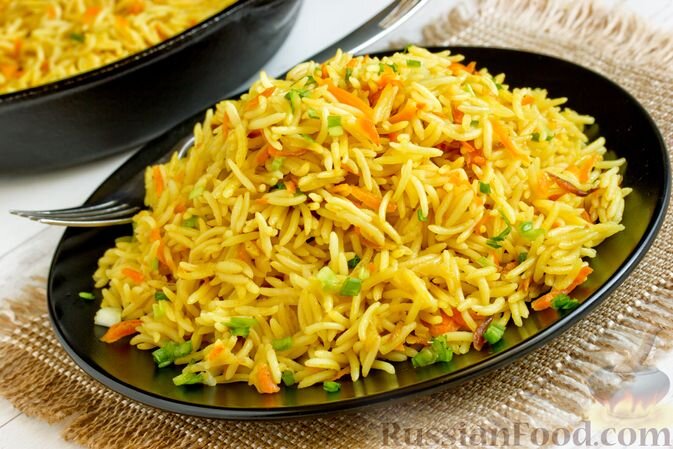рис длиннозёрный, лук репчатый, морковь, куркума молотая, соль, перец чёрный молотый, масло подсолнечное, лук зелёный (для подачи)