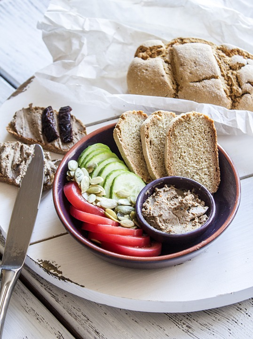 Паштет отлично сочетается с хлебом и свежими овощами