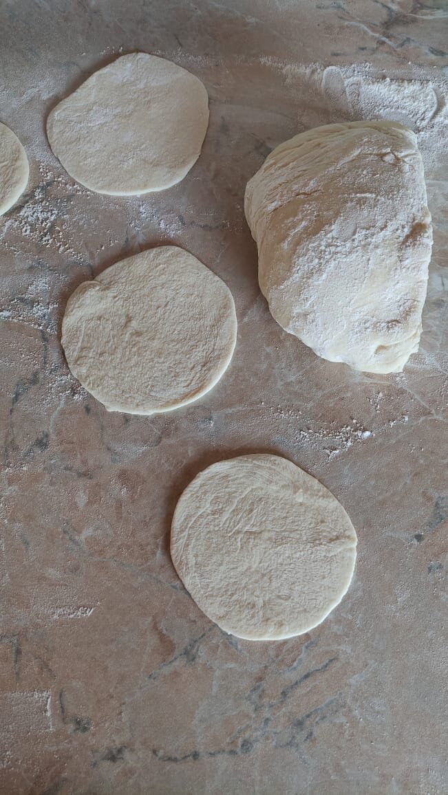 Раскатываем тесто кружочками
