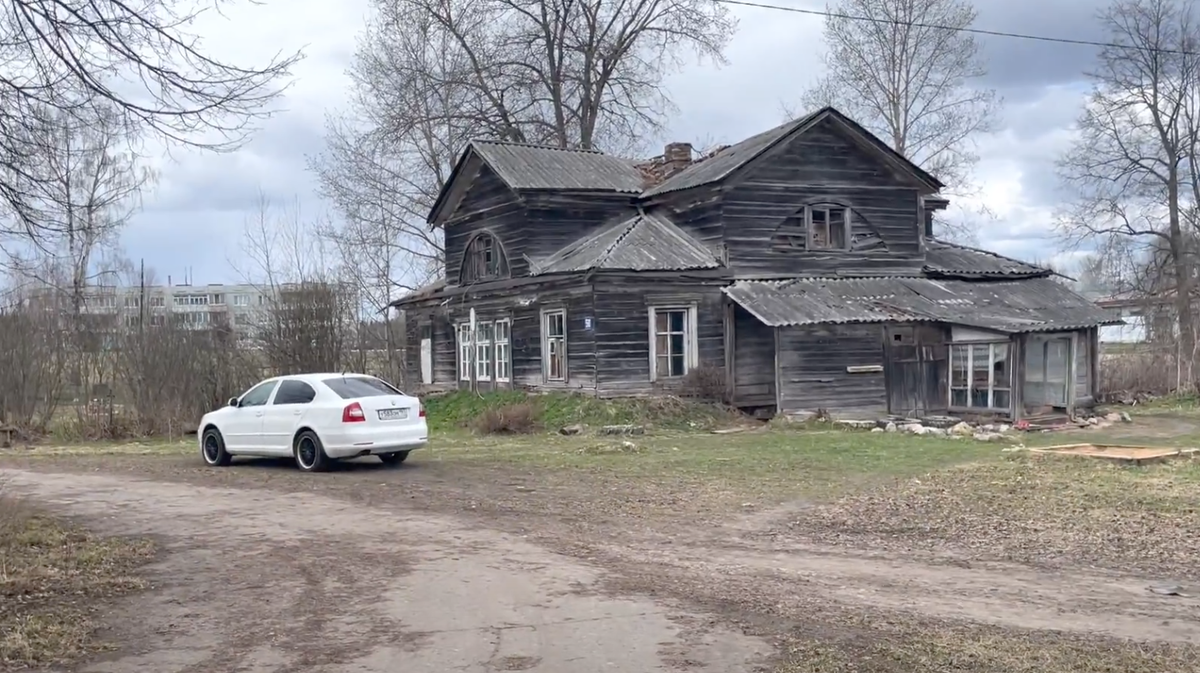 Оказывается, когда-то это был один из флигелей старинной усадьбы. Сейчас - ветхое жилье, по другому не скажешь. Фото автора