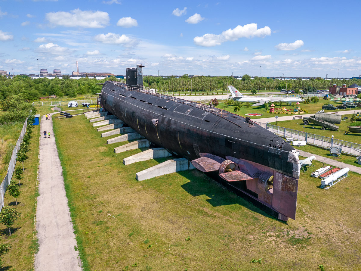 Подводная лодка 641Б «Сом» вытащенная в поле. Невероятное зрелище 😵💪😵‍💫6