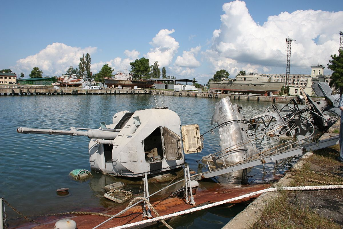 Грузинский флот в Поти. Военно-морская база Поти 2008. База ВМФ СССР В Поти. Поти порт 2008.