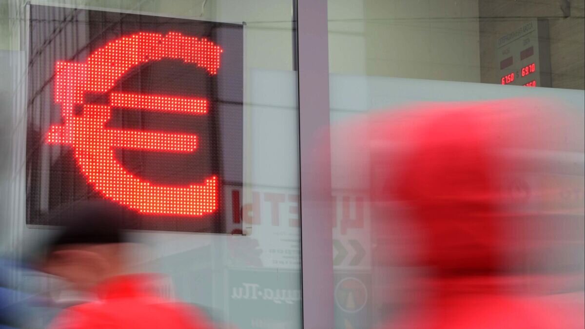    Люди возле электронного табло с курсом валют в Москве© РИА Новости / Владимир Трефилов