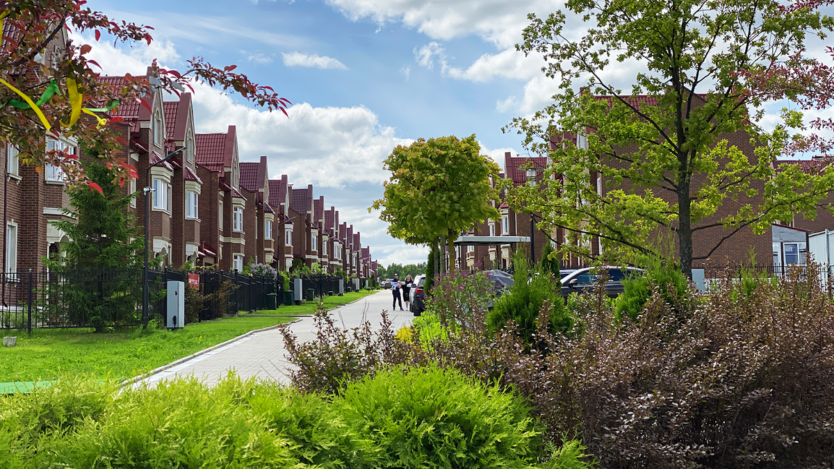 Все дома в поселке выполнены в английском стиле. Чтобы посмотреть, как выглядит территория, листайте галерею 