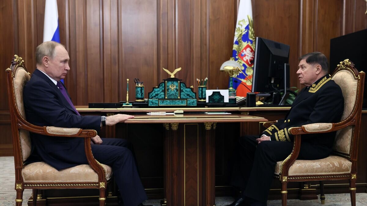    Президент РФ Владимир Путин и председатель Верховного суда РФ Вячеслав Лебедев во время встречи© POOL