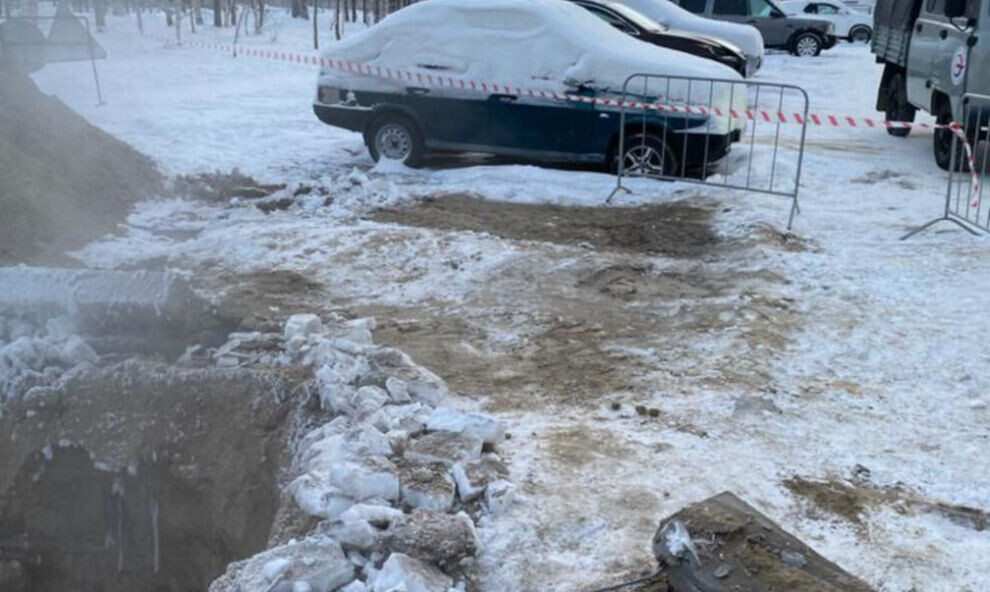    В Ноябрьске коммунальщики отключили тепло в 16 многоквартирниках и школе из-за припаркованной машины